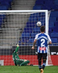  梅斯德比战万人空巷激情四射  