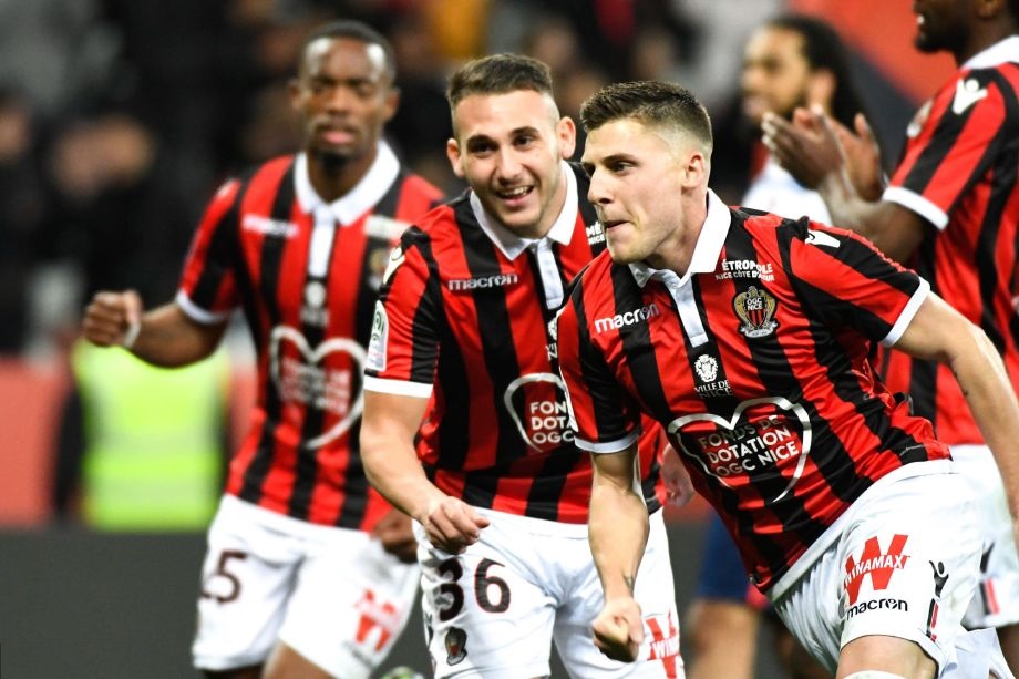  巴黎圣日耳曼主场大胜领跑积分榜  